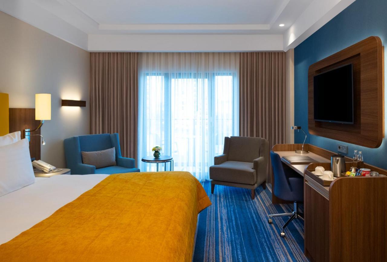 Moevenpick Hotel Istanbul Asia Airport Luaran gambar A room at the Holiday Inn Express in London