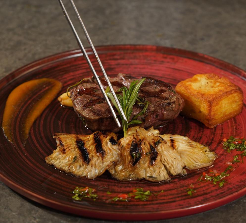 Moevenpick Hotel Istanbul Asia Airport Luaran gambar A steak with grilled pineapple