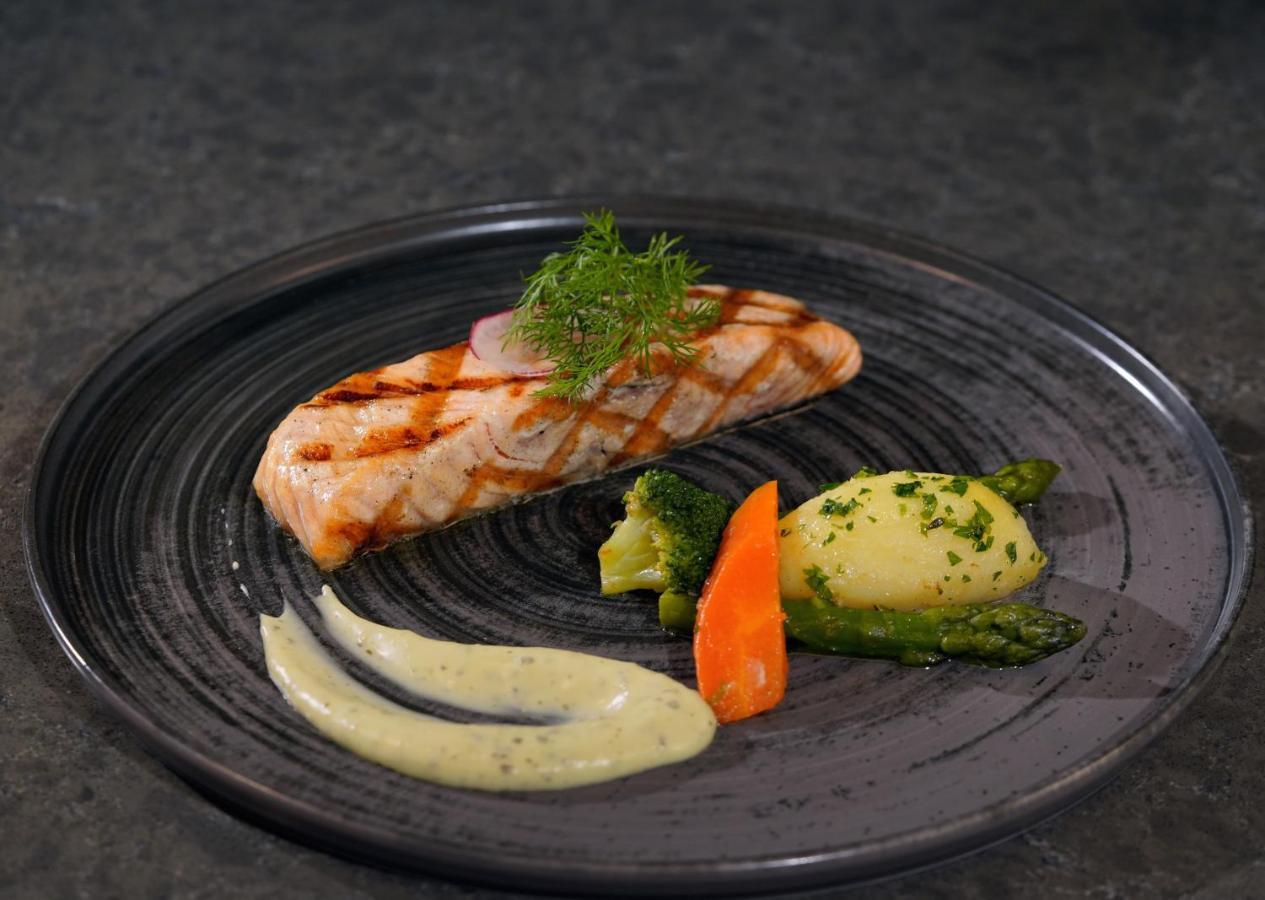 Moevenpick Hotel Istanbul Asia Airport Luaran gambar Salmon steak