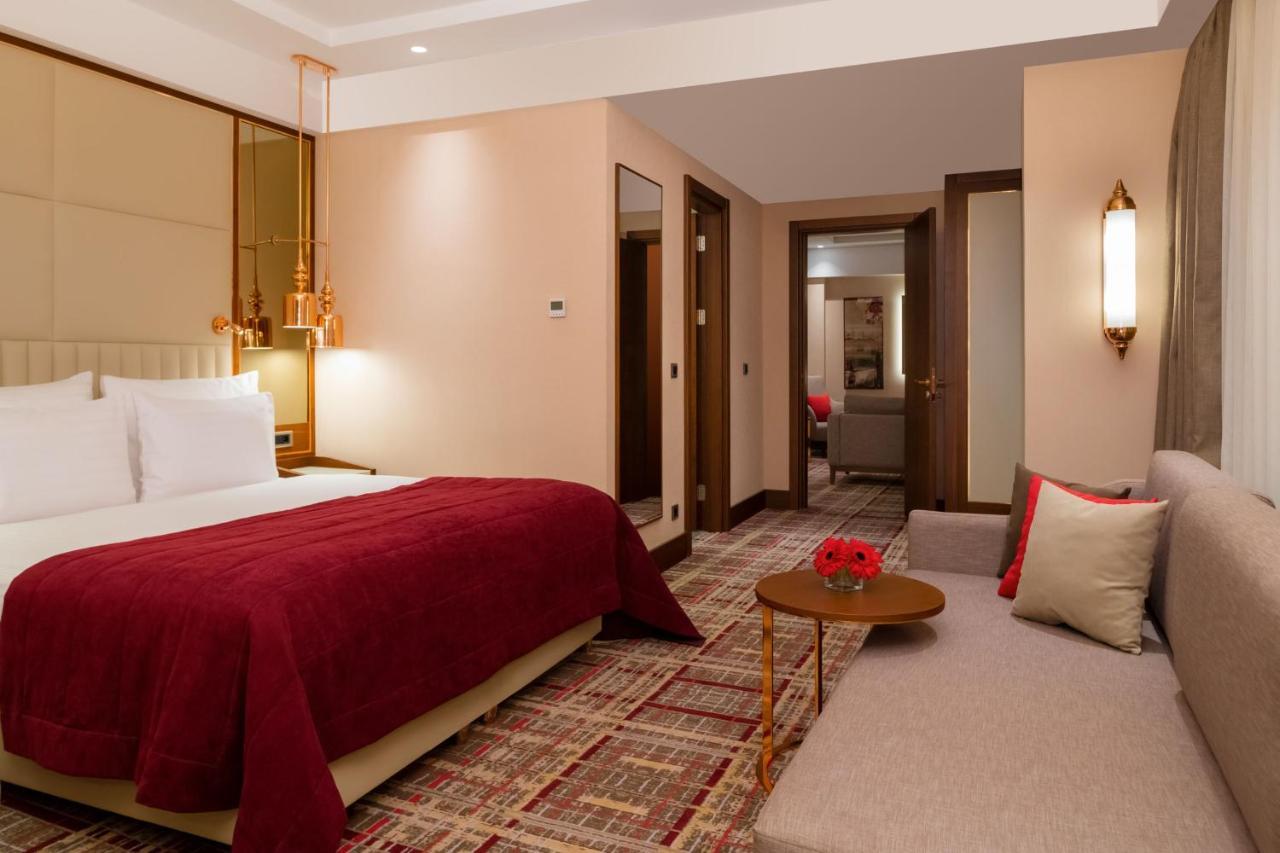 Moevenpick Hotel Istanbul Asia Airport Luaran gambar A room at the Taj Mahal Palace