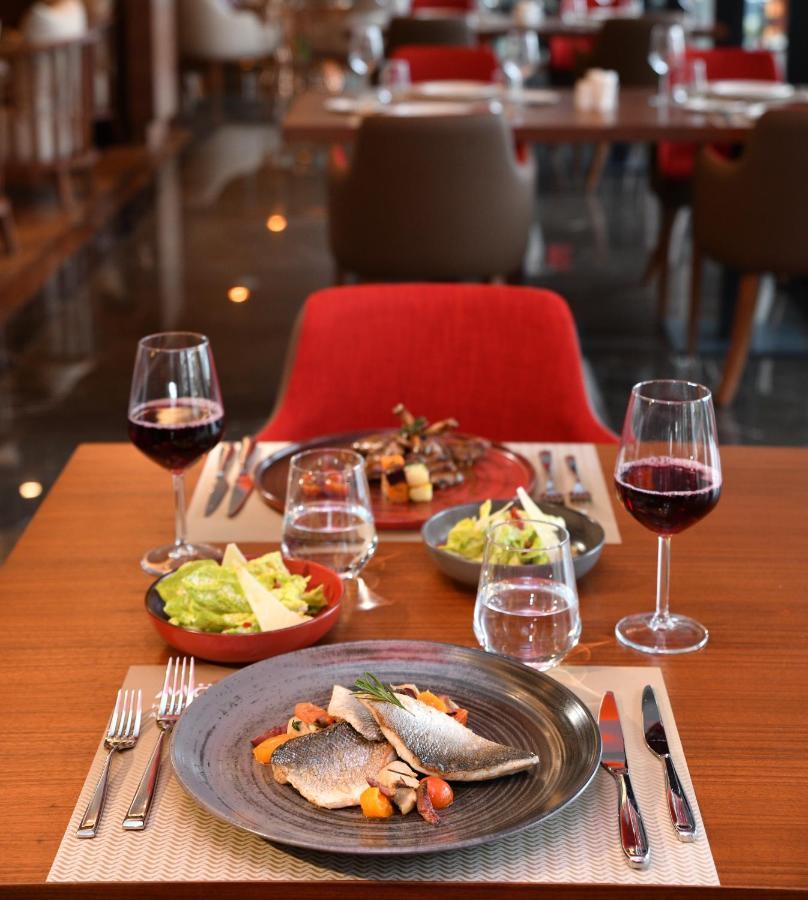 Moevenpick Hotel Istanbul Asia Airport Luaran gambar A table set for dinner